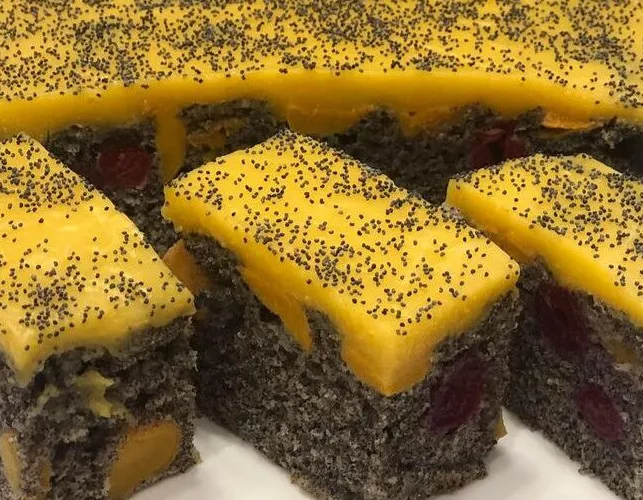 Пиріг маковий із вишнями і персиками