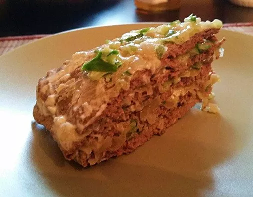 Торт из куриной печени со свежим огурцом и луком