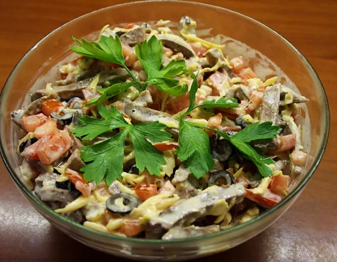 Салат з язиком, помідорами і сиром