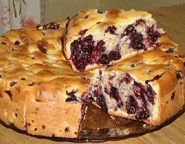 Пирог с черной смородиной